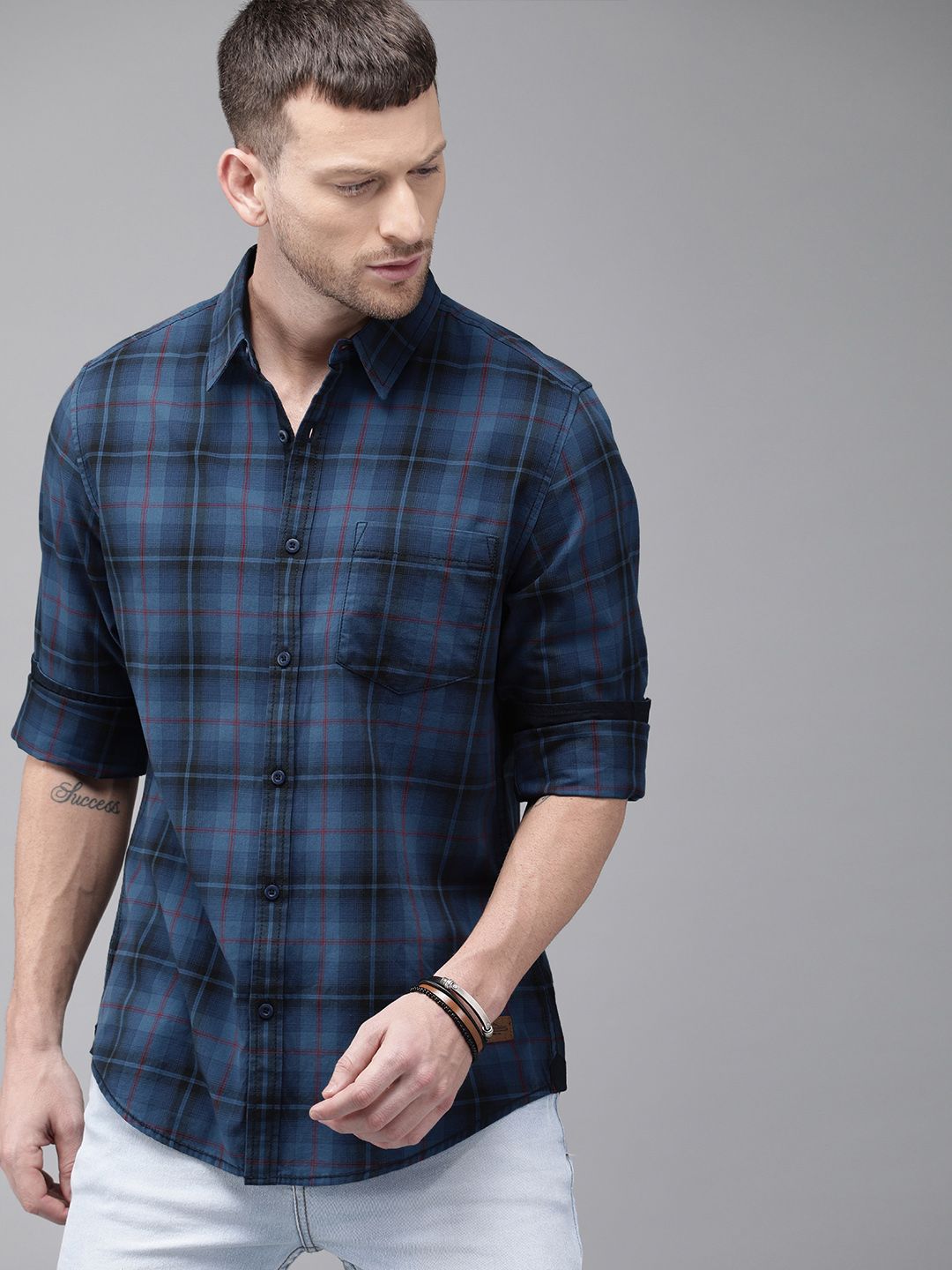 2b43a52e-a1a9-44ce-90d0-5af28defd51a1580387994882-Roadster-Men-Shirts-1871580387993357-1.jpg Roadster Men Blue & Black Regular Fit Checked Casual Shirt - Image 1