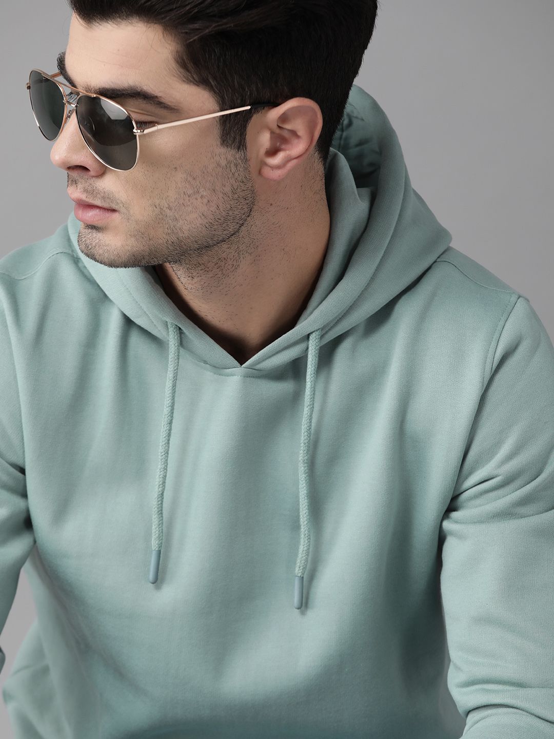 499bb96c-952d-4e52-bd3a-42caa33c07b71605156585352-Roadster-Men-Sweatshirts-3761605156583661-1.jpg Roadster Men Green Solid Hooded Sweatshirt - Image 1