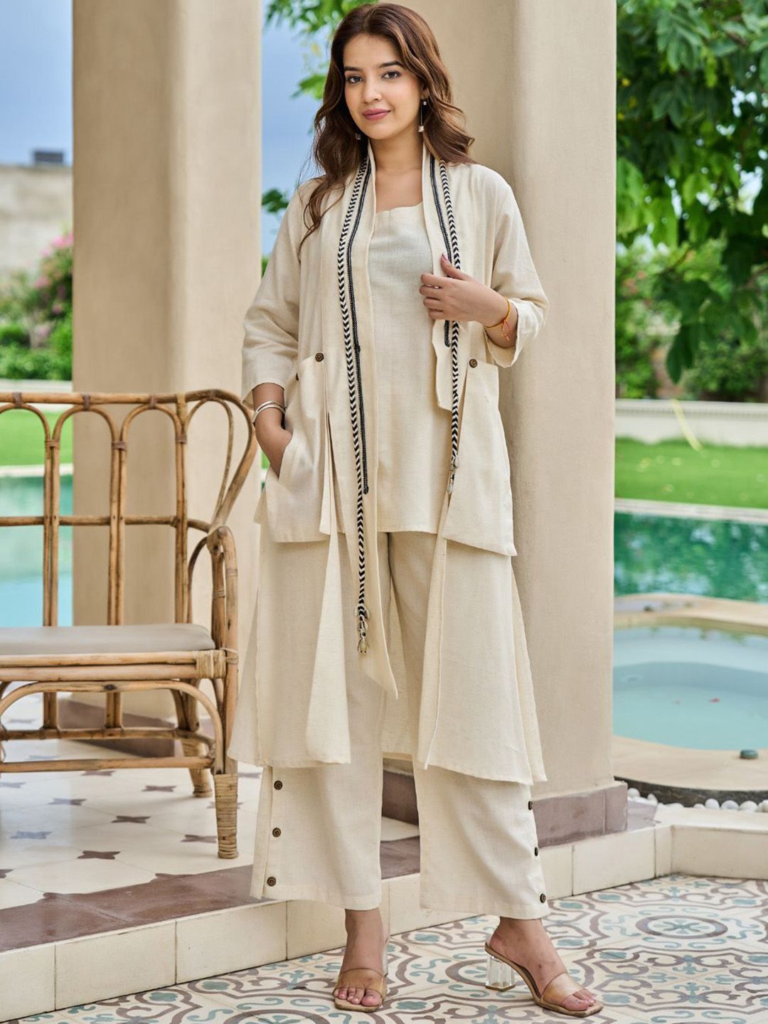 5j7hqAWI_e56552c3452d46ecb899ac6e13595863.jpg Embellished Round Neck Tunic & Trousers With Shrug Co-Ords - Image 1