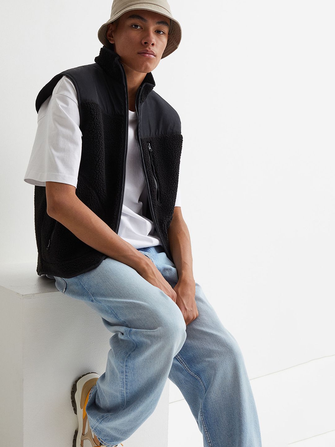 9694d133-5cae-4912-82da-091a9cf074c21642750442517LooseJeans3.jpg H&M Men Blue Loose Jeans - Image 1