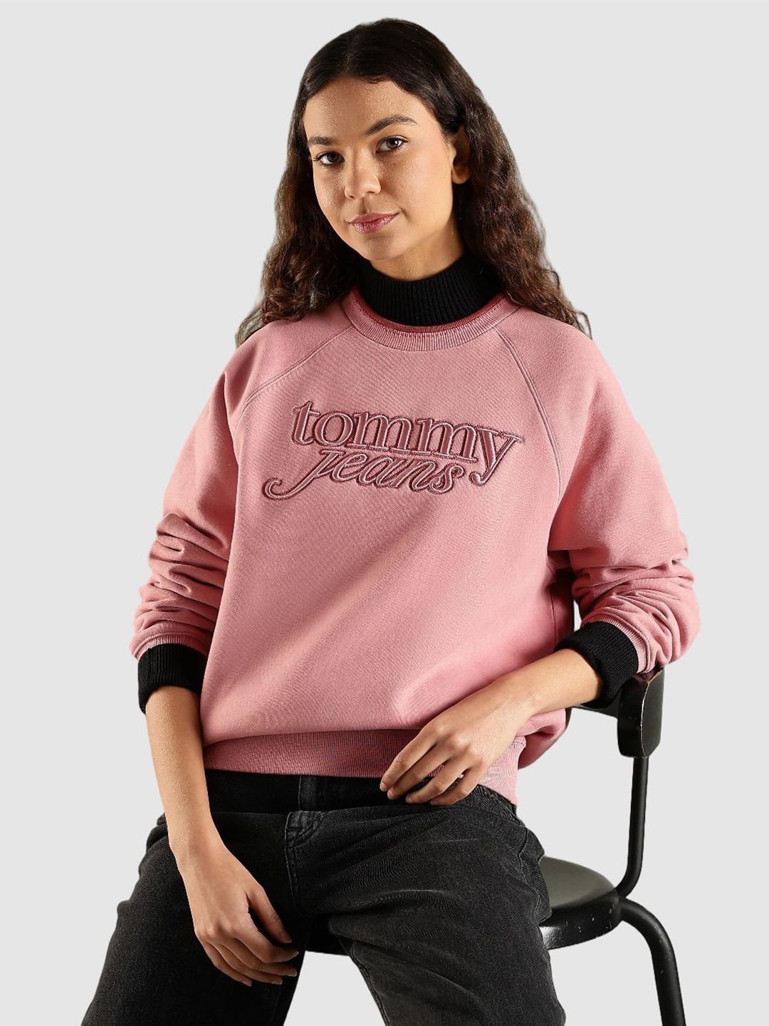 KbazUCha_c4a15218bc864155886a21515339023c.jpg Tommy Hilfiger Europe Women Brand Logo Embroidered Round Neck Pullover - Image 1