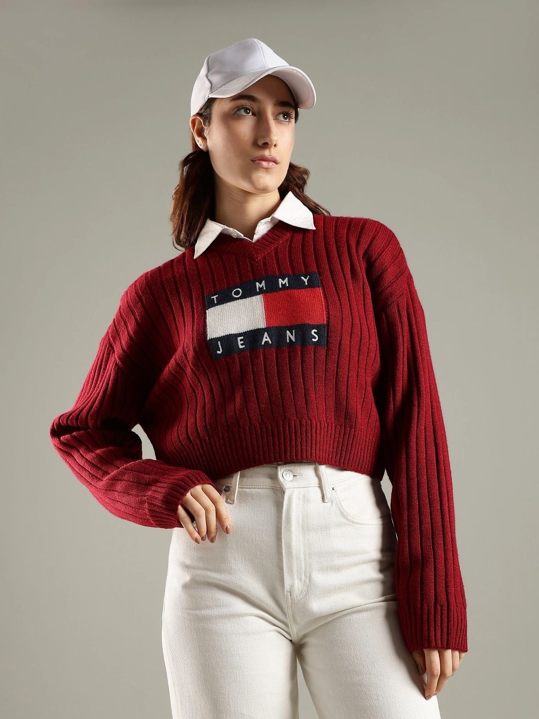 syfFC2Bg_131ab1b035384e799468b1f23ec67d76.jpg Tommy Hilfiger Women Brand Logo Printed V-Neck Regular Pullover - Image 1